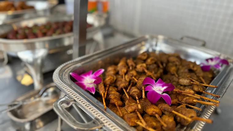 富山城見下ろすガーデンテラスで乾杯！【ANA クラウンプラザホテル富山 ビアガーデン】11 種類のビール＆パワフルなお肉とアジアンビュッフェ