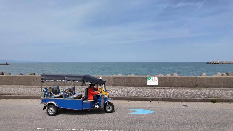 レトロな風貌と心地よい風で気ままな旅にぴったり！ トゥクトゥクのレンタル【SK トゥク】高岡伏木・射水のベイサイド観光