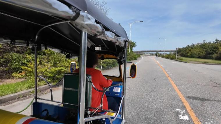 レトロな風貌と心地よい風で気ままな旅にぴったり！ トゥクトゥクのレンタル【SK トゥク】高岡伏木・射水のベイサイド観光