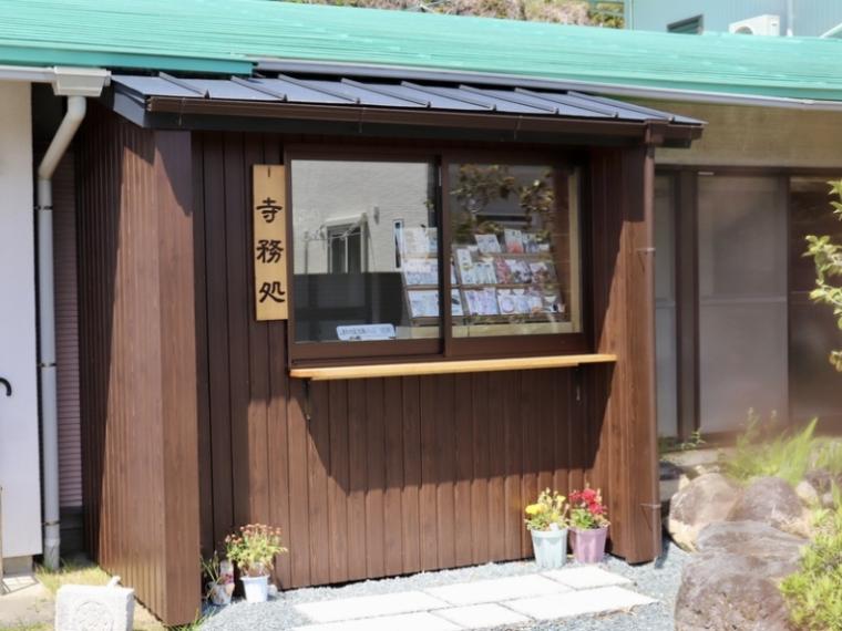【静岡県島田市・康泰寺】幸せ運ぶ“ネコ副住職” 心も体も癒やすお地蔵様にたくさん会える寺
