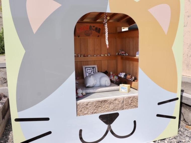 【静岡県島田市・康泰寺】幸せ運ぶ“ネコ副住職” 心も体も癒やすお地蔵様にたくさん会える寺