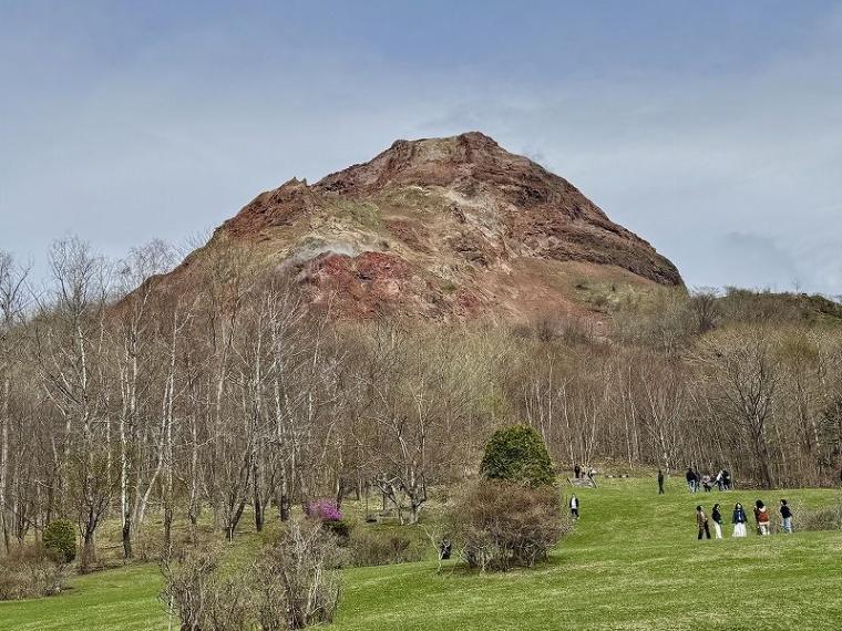「中に人が入ってる…？」1000 円で芸達者な熊たちに出会える寄り道スポット／壮瞥町・昭和新山熊牧場