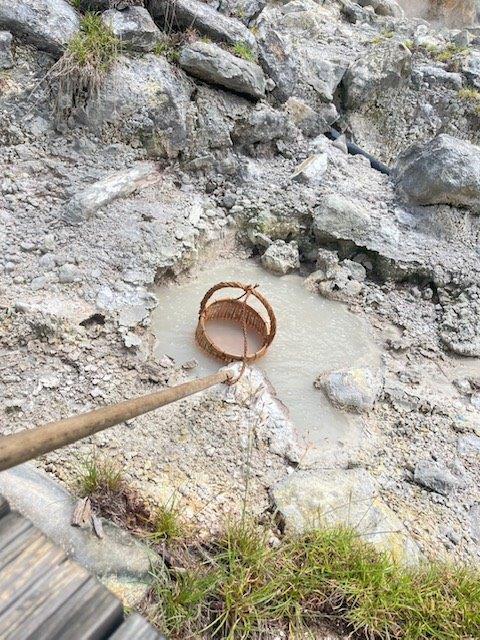 「大地の息づかいを感じる」九重町小松地獄の湯けむりと熱泥