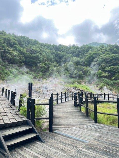 「大地の息づかいを感じる」九重町小松地獄の湯けむりと熱泥