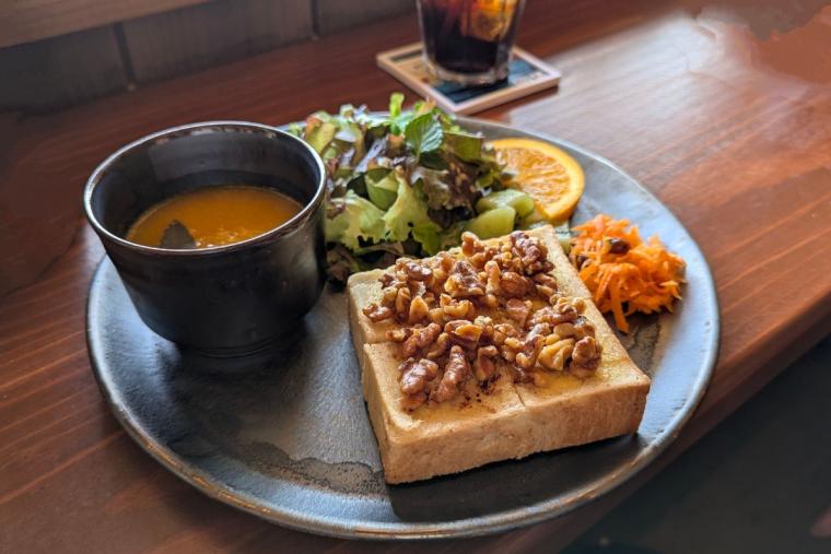 沖縄の海カフェ代表格「 浜辺の茶屋」2025/6/1 に待望の再オープン！新しくなった魅力を徹底解剖（南城市）
