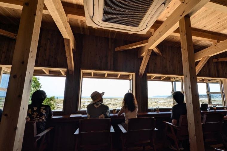 沖縄の海カフェ代表格「 浜辺の茶屋」2025/6/1 に待望の再オープン！新しくなった魅力を徹底解剖（南城市）