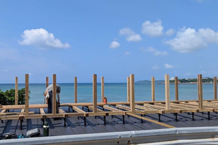 沖縄の海カフェ代表格「 浜辺の茶屋」2025/6/1 に待望の再オープン！新しくなった魅力を徹底解剖（南城市）