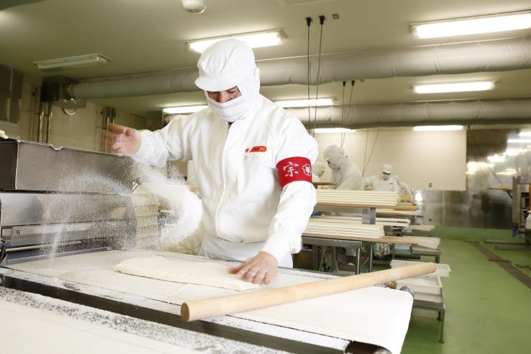 春華堂のうなぎパイ職人