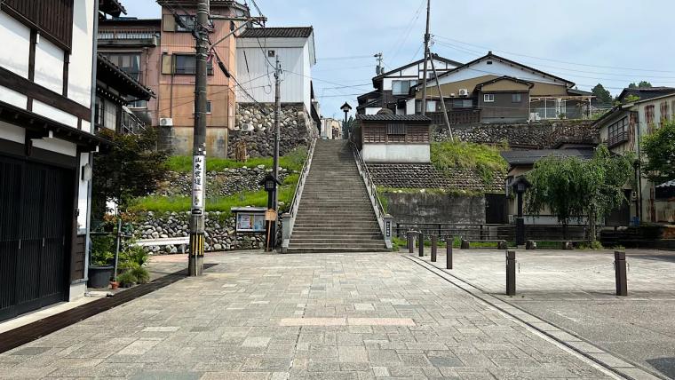 坂のまちから川を見下ろす雑貨カフェ【grin the cafe】おわらの風情漂う富山八尾でくつろぎのひと時を
