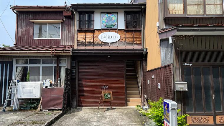 坂のまちから川を見下ろす雑貨カフェ【grin the cafe】おわらの風情漂う富山八尾でくつろぎのひと時を