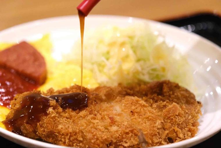 低価格でボリューミーな“沖縄食堂文化”を堪能！「沖縄家庭料理の店 ケンミン食堂」（那覇空港グルメ）