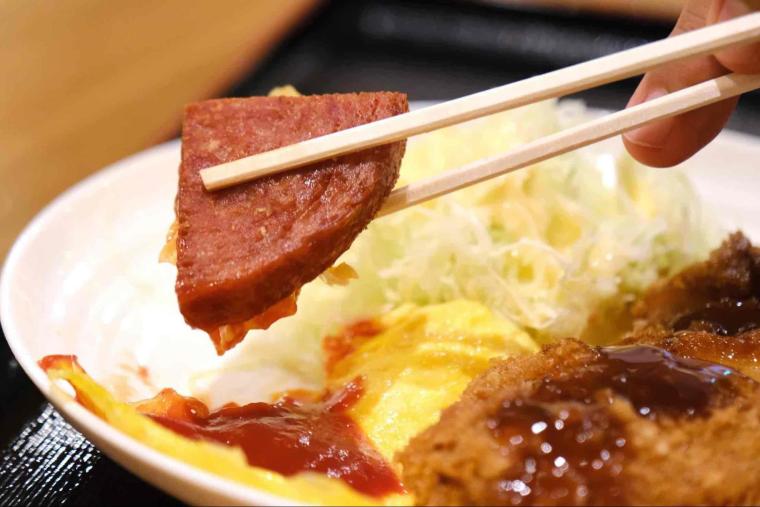 低価格でボリューミーな“沖縄食堂文化”を堪能！「沖縄家庭料理の店 ケンミン食堂」（那覇空港グルメ）