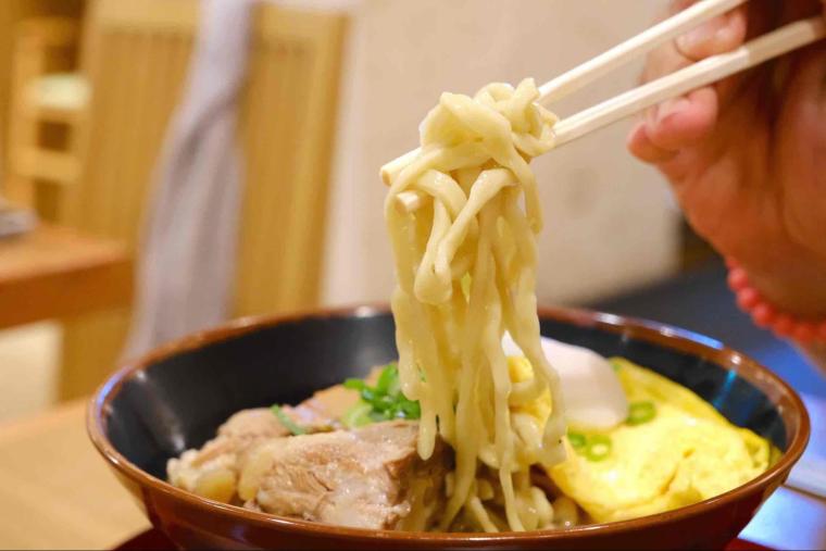 低価格でボリューミーな“沖縄食堂文化”を堪能！「沖縄家庭料理の店 ケンミン食堂」（那覇空港グルメ）