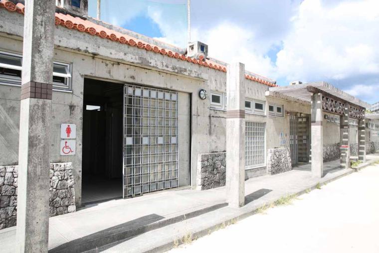 都会のまんなかにエメラルド！那覇市街からすぐ行けるオアシス「波の上ビーチ」を徹底解剖（那覇市）