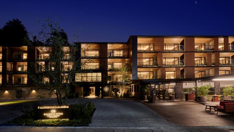 「グランディスタイル旧軽井沢 ホテル＆リゾート」外観・夜