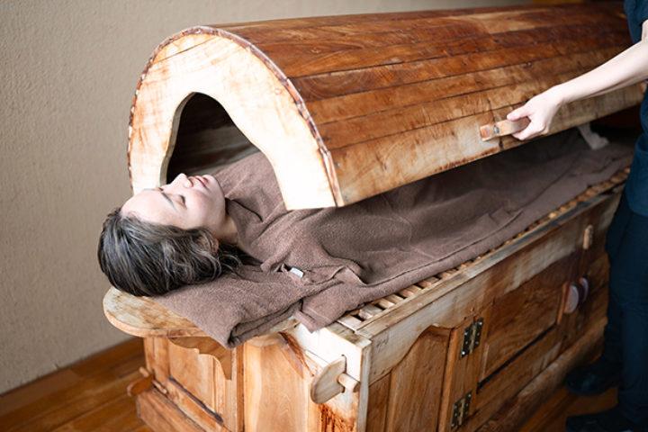 薬草蒸しを体験する笹野さん