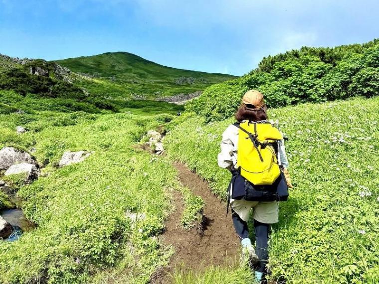 「神様が遊ぶ庭」天空の世界は絶景のオンパレードと、標識にハグしたくなる達成感！【北海道・トムラウシ山】
