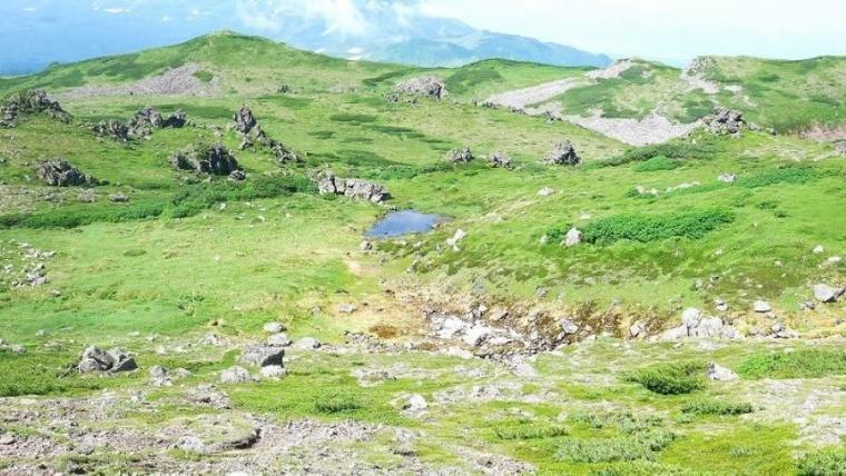 「神様が遊ぶ庭」天空の世界は絶景のオンパレードと、標識にハグしたくなる達成感！【北海道・トムラウシ山】