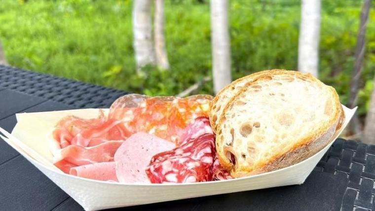 切りたてはうまみの「凝縮感」がすごかった！ぶどう畑を眺めながら味わう極上の生ハム＆サラミ