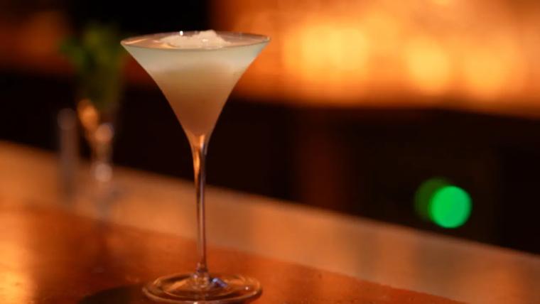 魚津の夜を静かにもてなす女性バーテンダー「BAR Power GRAN」伝説のバーテン毛利隆雄に認められたオーセンティックバー