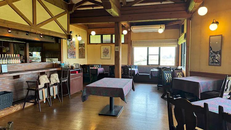 おわらの調べ響く 八尾ののどかな田園で本格ステーキ【ステーキ胡弓】牛 100％の自家製ハンバーグとセットのランチも