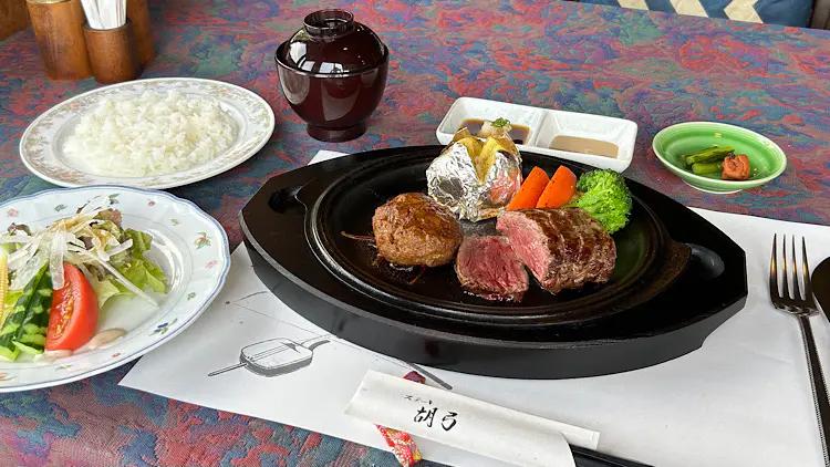 おわらの調べ響く 八尾ののどかな田園で本格ステーキ【ステーキ胡弓】牛 100％の自家製ハンバーグとセットのランチも