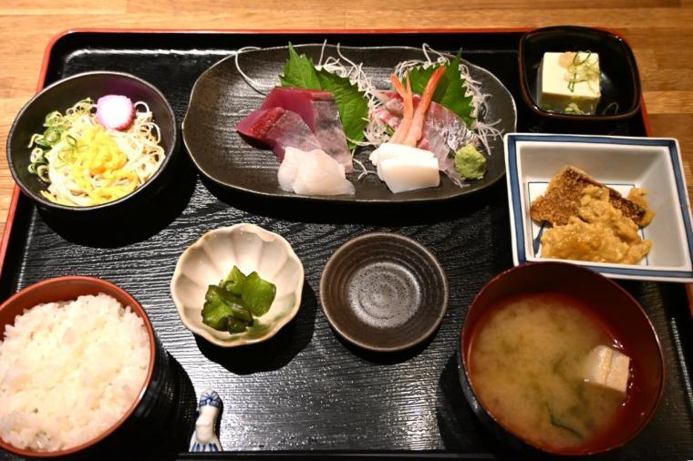 カツオは“生”だけ！昼も夜も美味しい魚を堪能「食楽 いずみ」