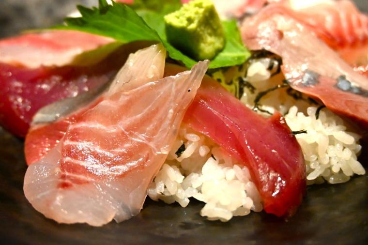 カツオは“生”だけ！昼も夜も美味しい魚を堪能「食楽 いずみ」