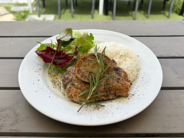 青島の海を一望！リゾート気分が味わえる「COAST LIFE」で贅沢カフェ時間