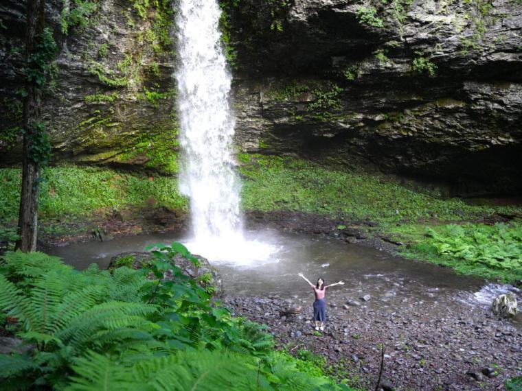 まるで異世界に来たよう…。鳥取県の山奥にある、24 メートルの高さの迫力ある滝！