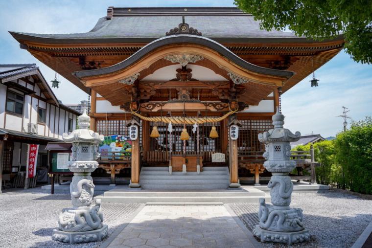 【山口県岩国市】本物のシロヘビにも会える「白蛇神社」金運アップ祈願や可愛いおみくじも