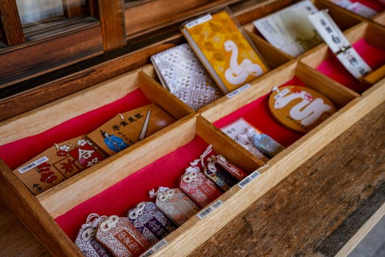 【山口県岩国市】本物のシロヘビにも会える「白蛇神社」金運アップ祈願や可愛いおみくじも