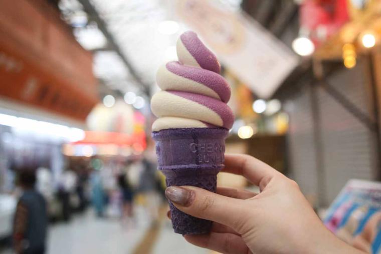 那覇国際通りに新名所誕生！「琉球ソフトクリーム」で味わう紅いも米粉コーンソフト＆沖縄スイーツ（那覇市）