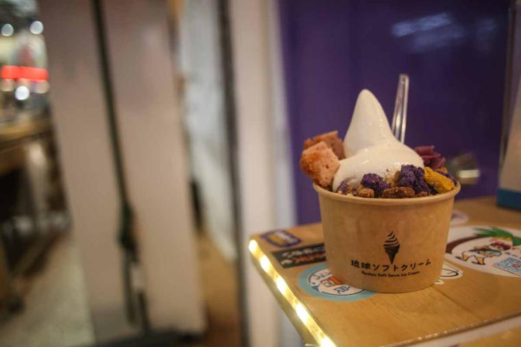 那覇国際通りに新名所誕生！「琉球ソフトクリーム」で味わう紅いも米粉コーンソフト＆沖縄スイーツ（那覇市）