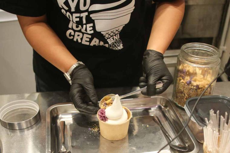 那覇国際通りに新名所誕生！「琉球ソフトクリーム」で味わう紅いも米粉コーンソフト＆沖縄スイーツ（那覇市）