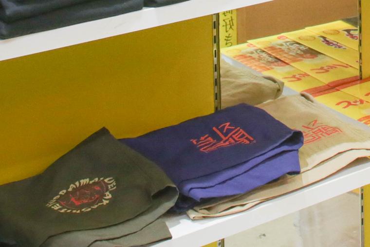 ここでしか手に入らない！沖縄生まれの全国区「スッパイマン」公式アパレル！？「スッパイマンショップ 国際店」（那覇市）