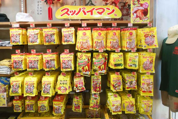 ここでしか手に入らない！沖縄生まれの全国区「スッパイマン」公式アパレル！？「スッパイマンショップ 国際店」（那覇市）