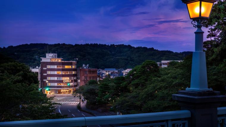 「HOTEL AO KANAZAWA」外観・夜