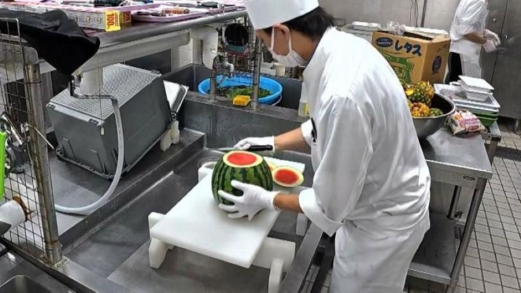 ボウルひとつに100人分のポテト！北海道の人気温泉ホテルでディナーバイキングの裏側へ