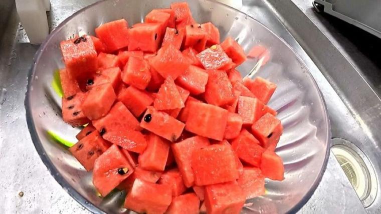 ボウルひとつに100人分のポテト！北海道の人気温泉ホテルでディナーバイキングの裏側へ