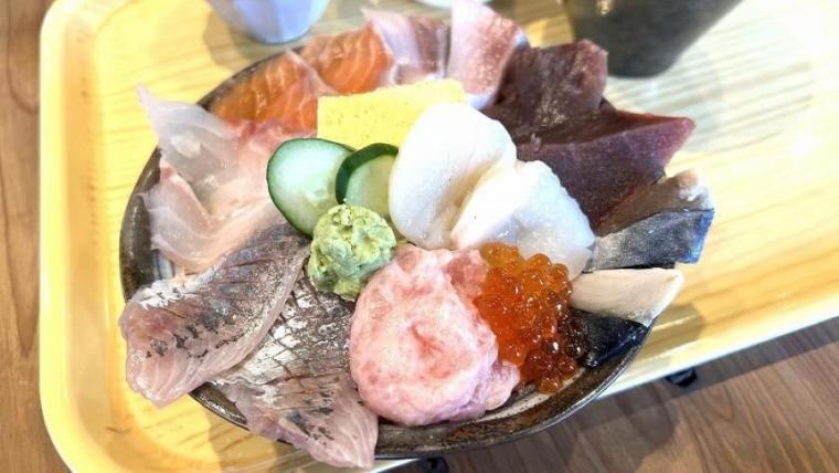 【札幌】1500円以下で！？ネタがはみでた豪華海鮮丼がコスパ最強すぎる！お寿司食べ放題も堪能