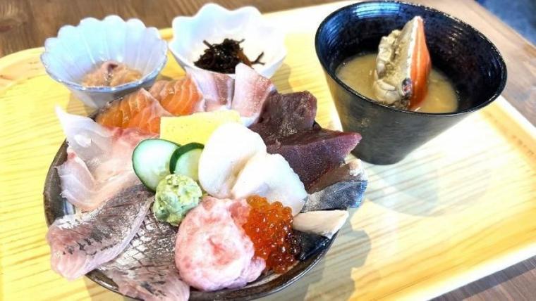 【札幌】1500円以下で！？ネタがはみでた豪華海鮮丼がコスパ最強すぎる！お寿司食べ放題も堪能