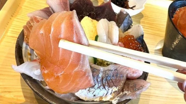 【札幌】1500円以下で！？ネタがはみでた豪華海鮮丼がコスパ最強すぎる！お寿司食べ放題も堪能