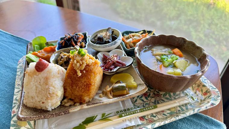 田舎のおばあちゃん家に来たみたい 田んぼの中の古民家カフェでおにぎりランチ【sowaka】赤ちゃんからお年寄りまでほっこり団らん