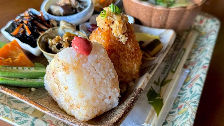 田舎のおばあちゃん家に来たみたい 田んぼの中の古民家カフェでおにぎりランチ【sowaka】赤ちゃんからお年寄りまでほっこり団らん