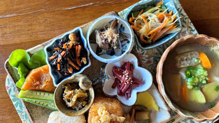 田舎のおばあちゃん家に来たみたい 田んぼの中の古民家カフェでおにぎりランチ【sowaka】赤ちゃんからお年寄りまでほっこり団らん