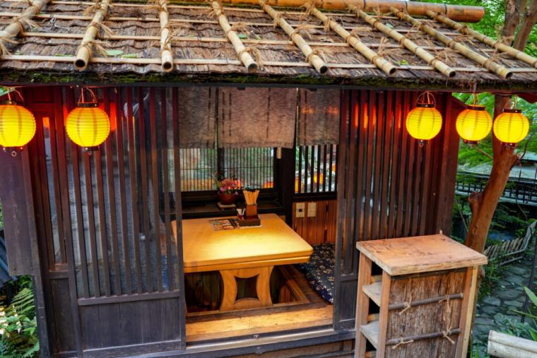 山の中に突如現れる異空間！山賊になった気分で豪快料理が味わえる名物スポット「いろり山賊」｜山口県岩国市