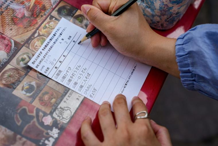 山の中に突如現れる異空間！山賊になった気分で豪快料理が味わえる名物スポット「いろり山賊」｜山口県岩国市