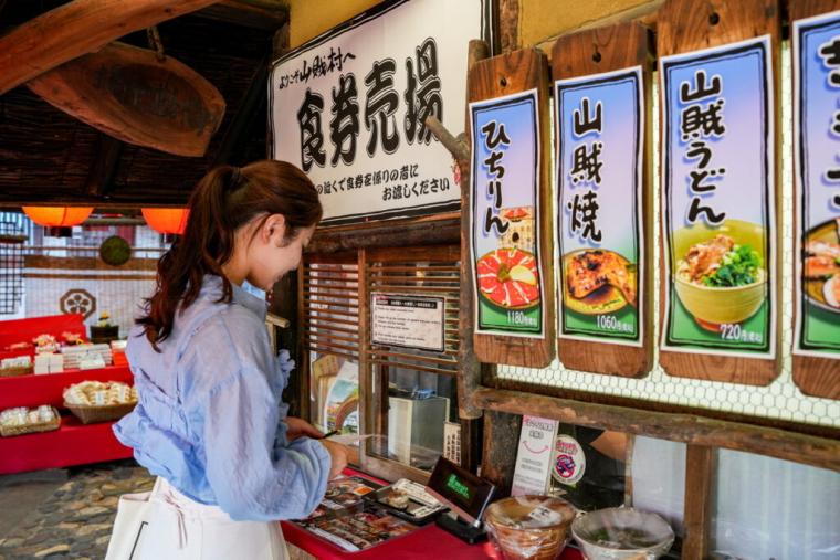 山の中に突如現れる異空間！山賊になった気分で豪快料理が味わえる名物スポット「いろり山賊」｜山口県岩国市