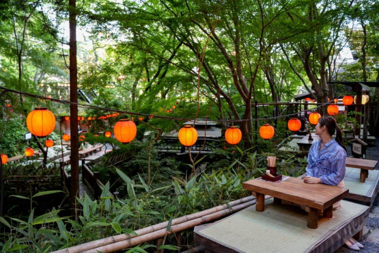 山の中に突如現れる異空間！山賊になった気分で豪快料理が味わえる名物スポット「いろり山賊」｜山口県岩国市